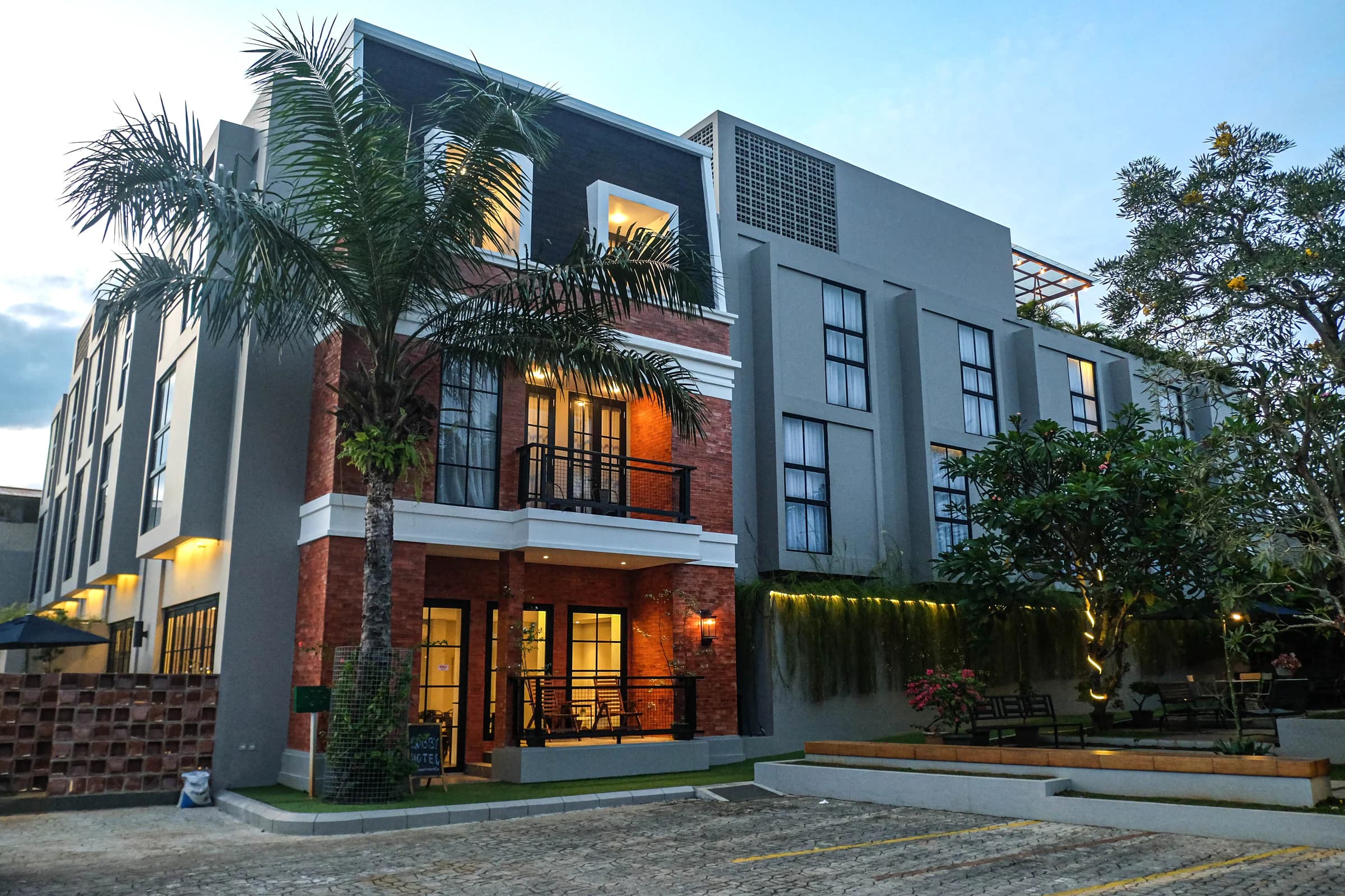 Exterior and garden of Merlyns Garden Inn