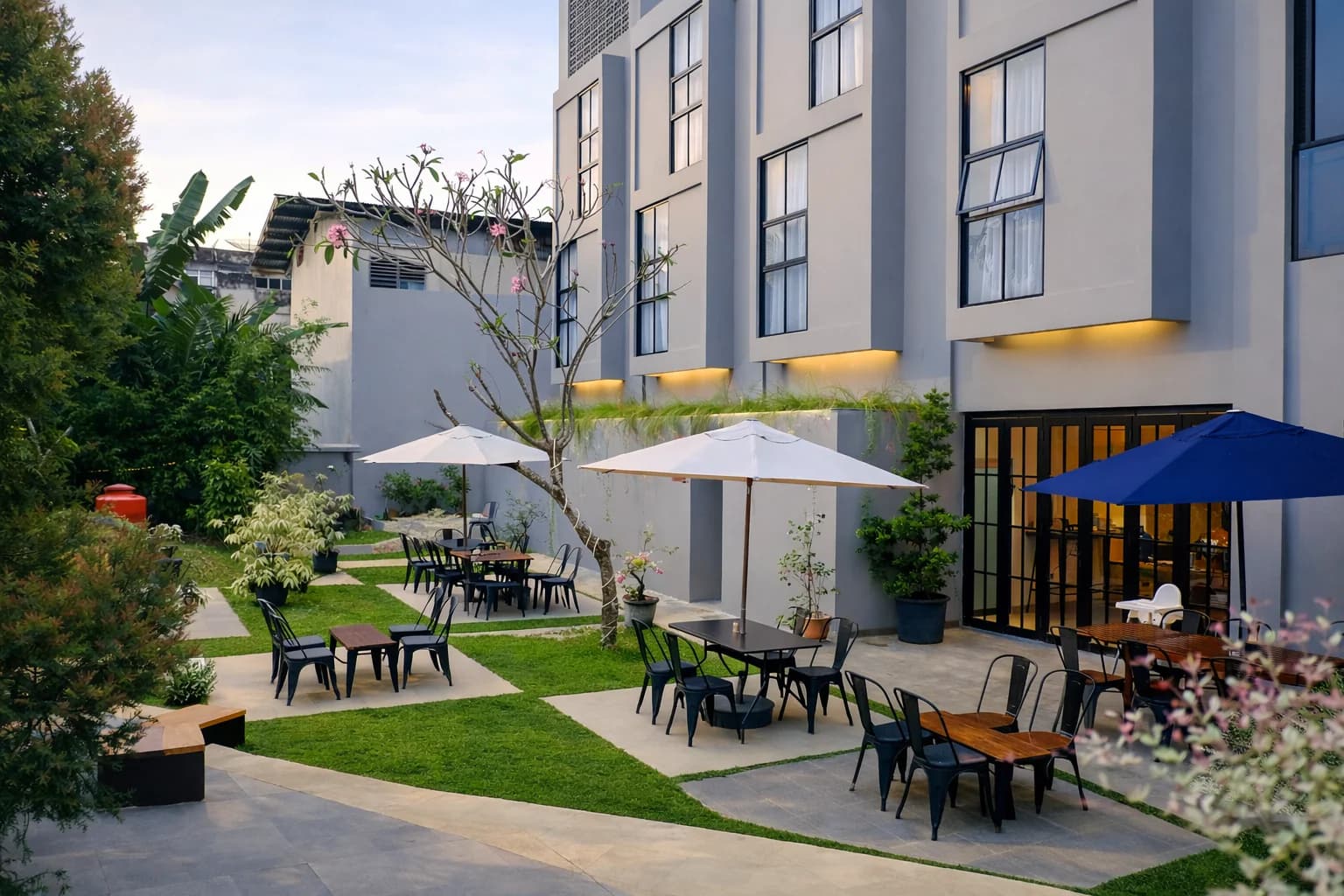 Garden seating beside Merlyns Garden Inn