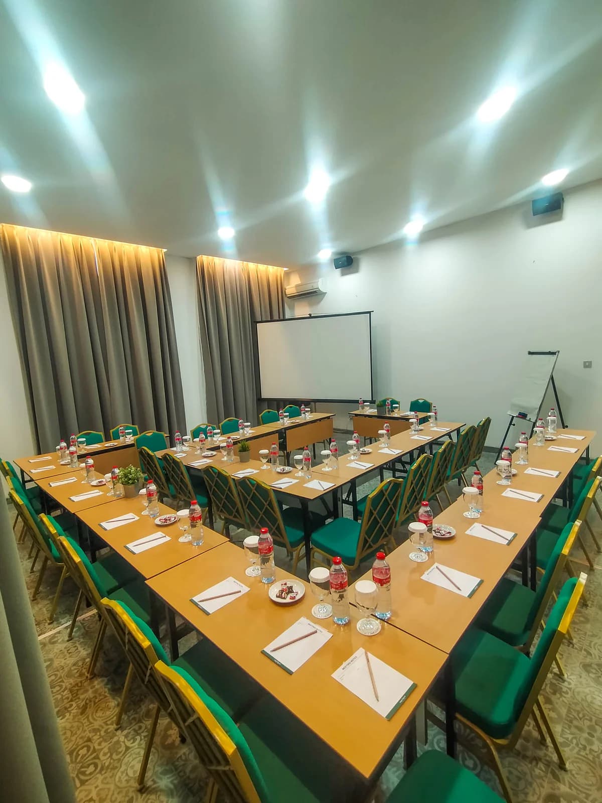 Meeting room U-shaped arrangement