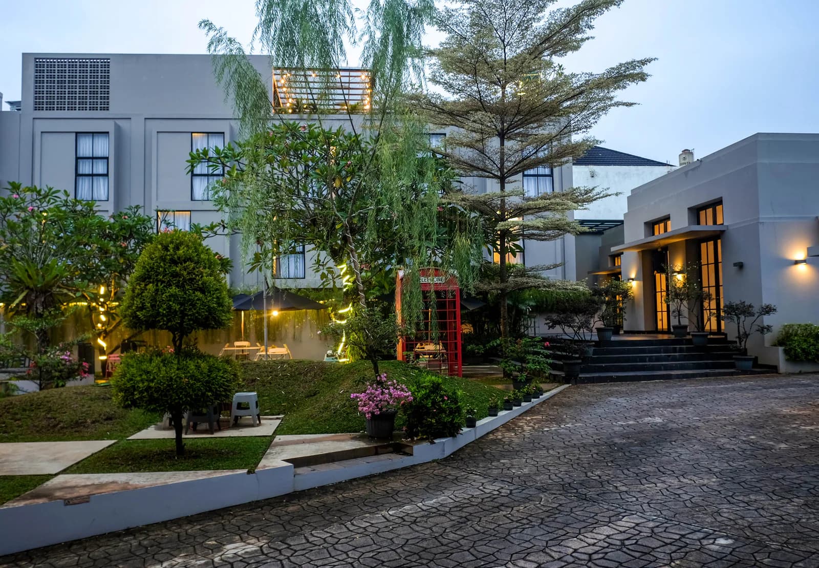 Garden approach to Merlyns Garden Inn