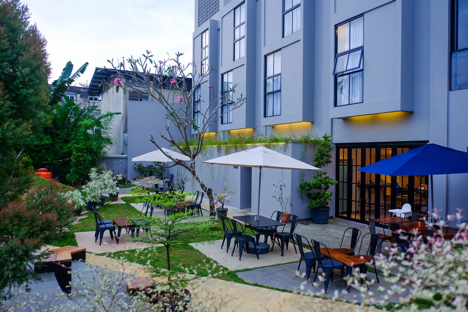 Restaurant garden seating